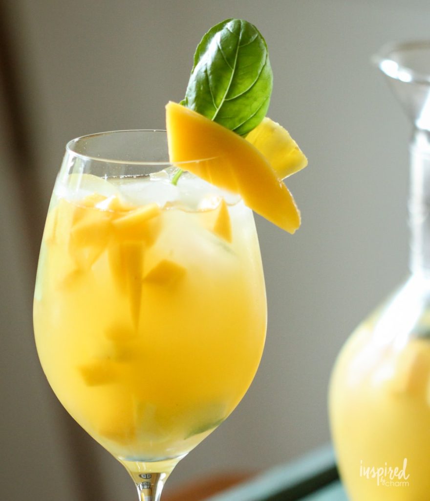 Refreshing pineapple cocktails 